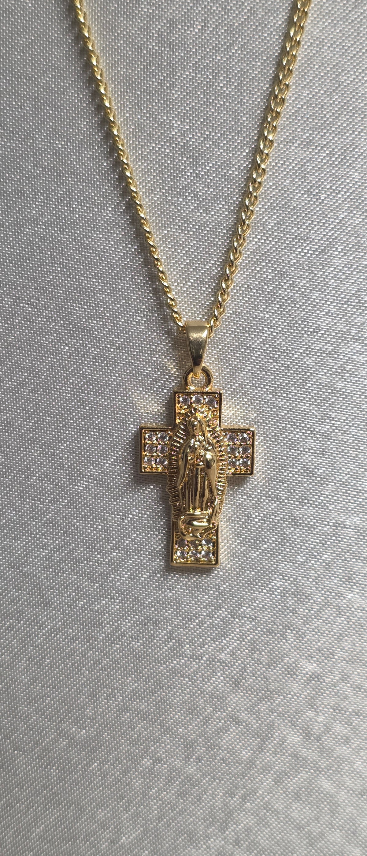 Dije de Virgen con Zirconias + Cadena 18”