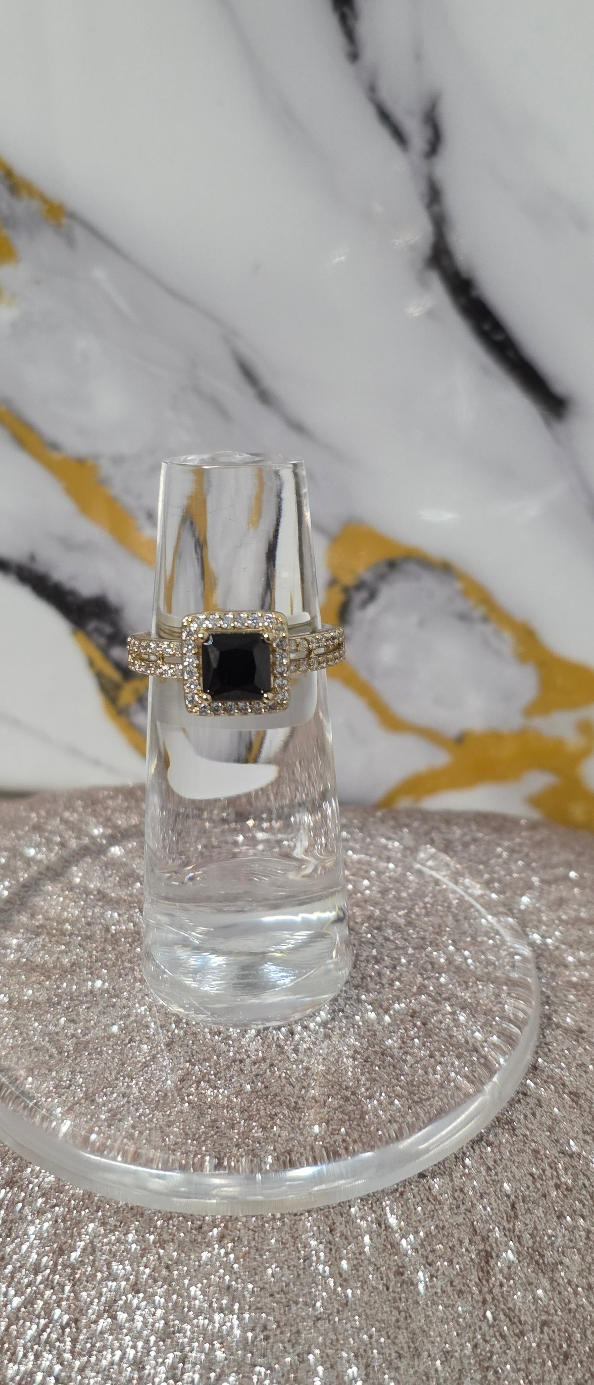 Sortija de piedra negra con halo y doble banda en oro laminado 14k
