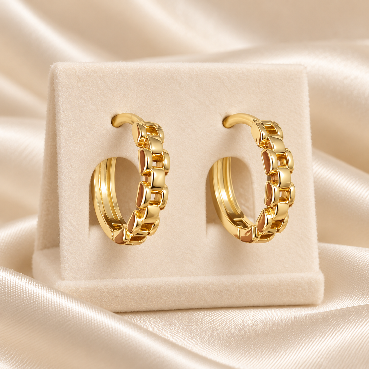 Par de argollas doradas con diseño de eslabones en oro laminado 14k