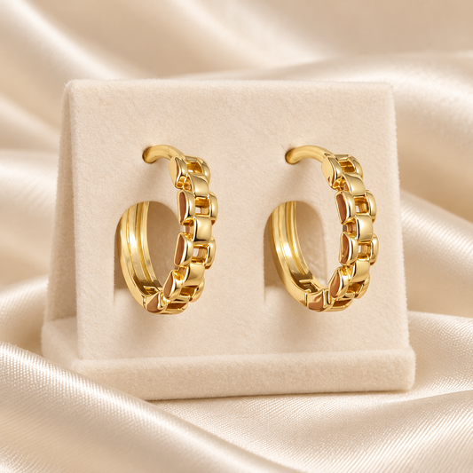 Par de argollas doradas con diseño de eslabones en oro laminado 14k