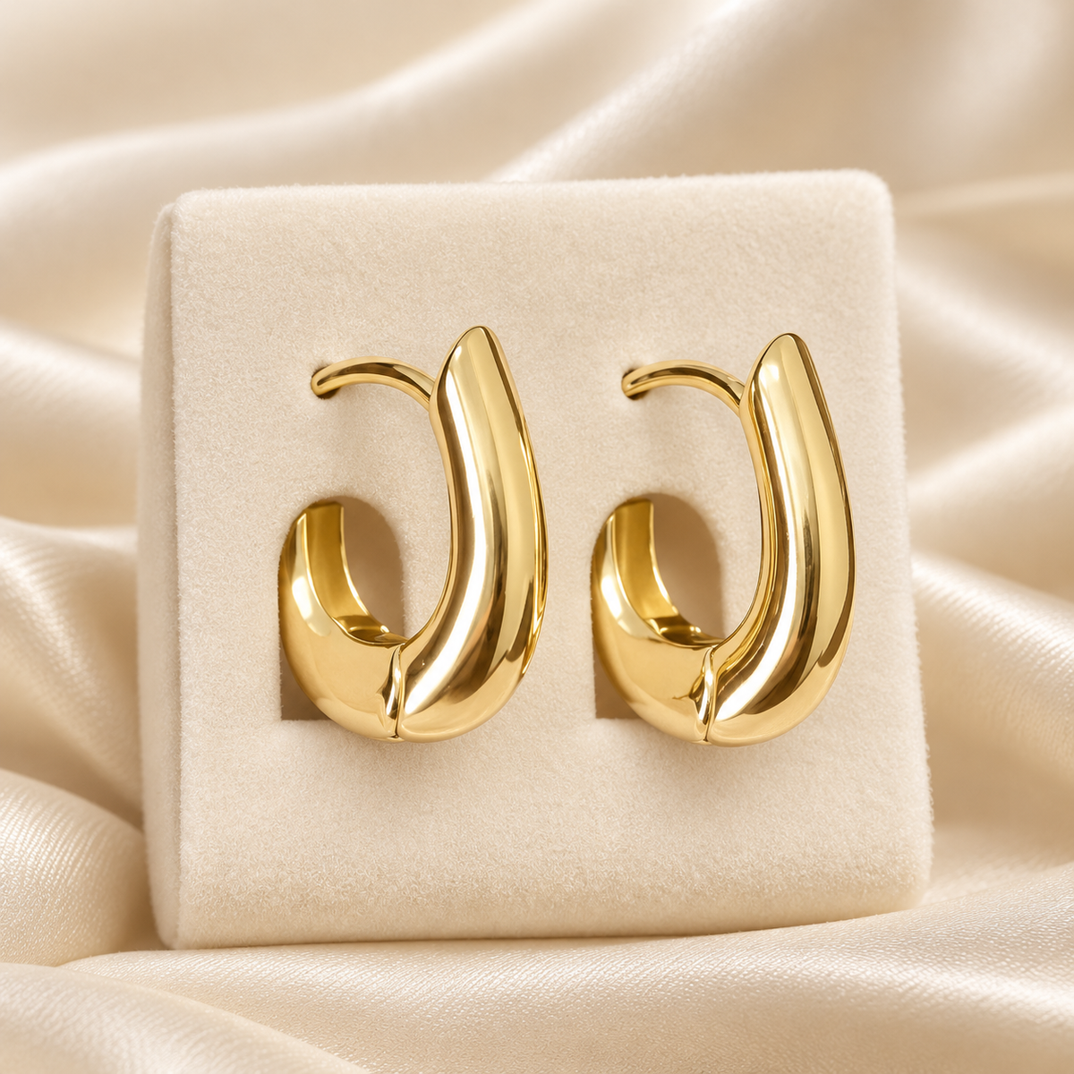 Par de argollas ovaladas lisas en oro laminado 14k