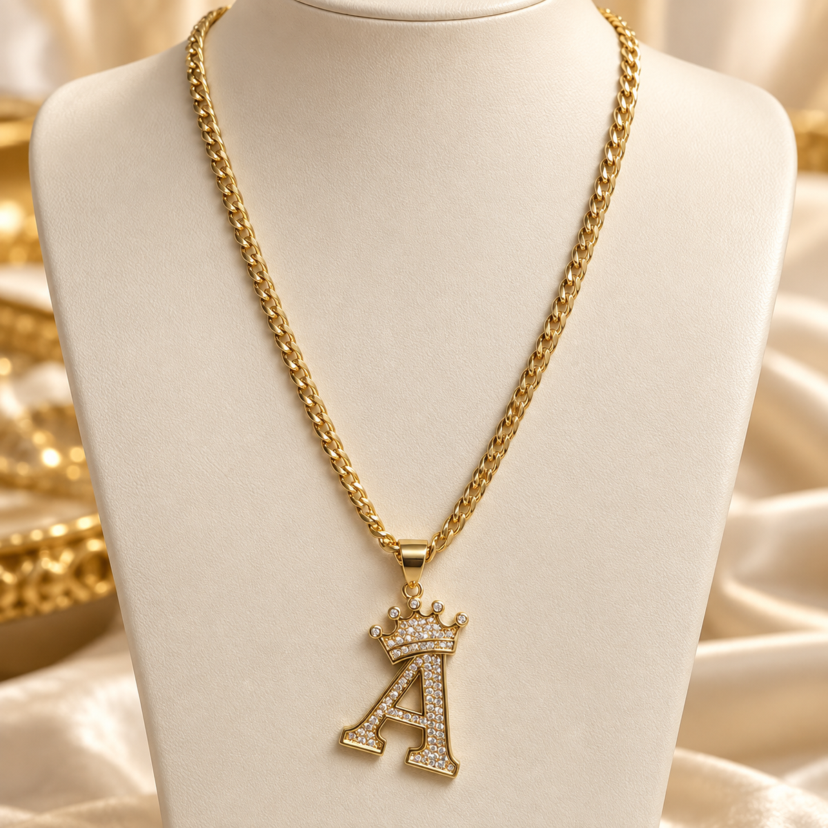 Cadena cubana de 24 pulgadas con dije letra A y corona, oro laminado 14k