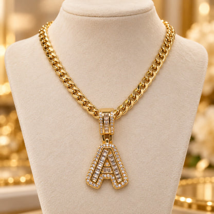 Cadena cubana con dije letra A de zirconias en oro laminado 14k