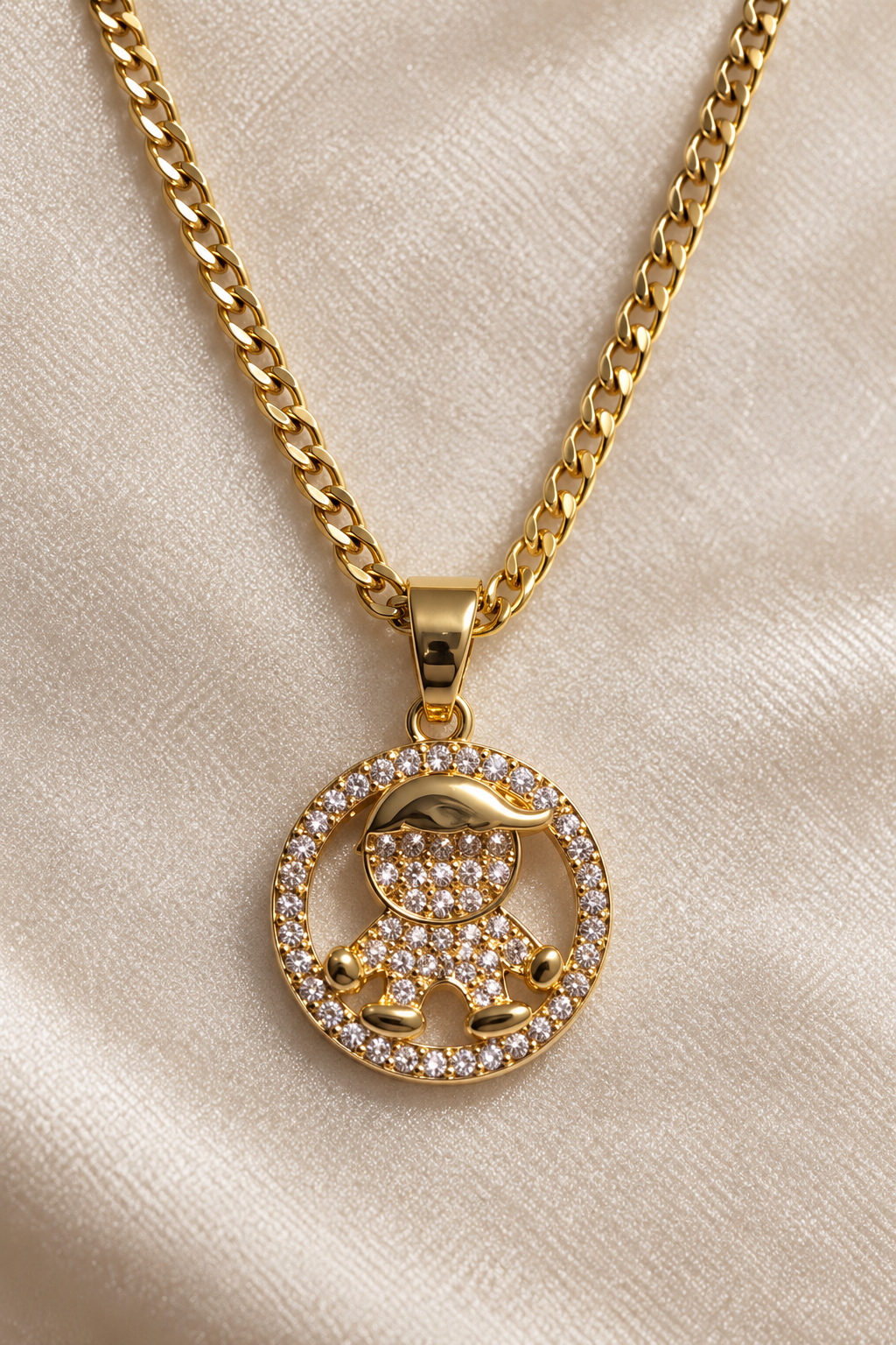 Cadena de 18 pulgadas con dije circular de niño y zirconias en oro laminado 14k