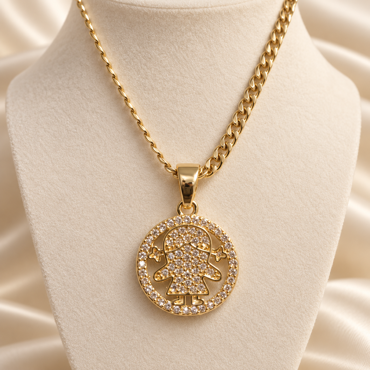 Collar con medallón circular de niña y detalles brillantes en oro laminado 14k