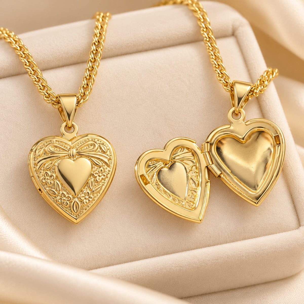 Relicario de corazón con lazo y detalles florales, con cadena, en oro laminado 14k
