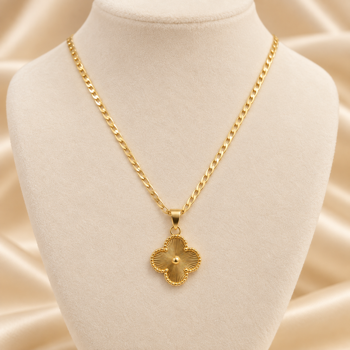 Collar trébol dorado texturizado con detalle central en oro laminado 14k