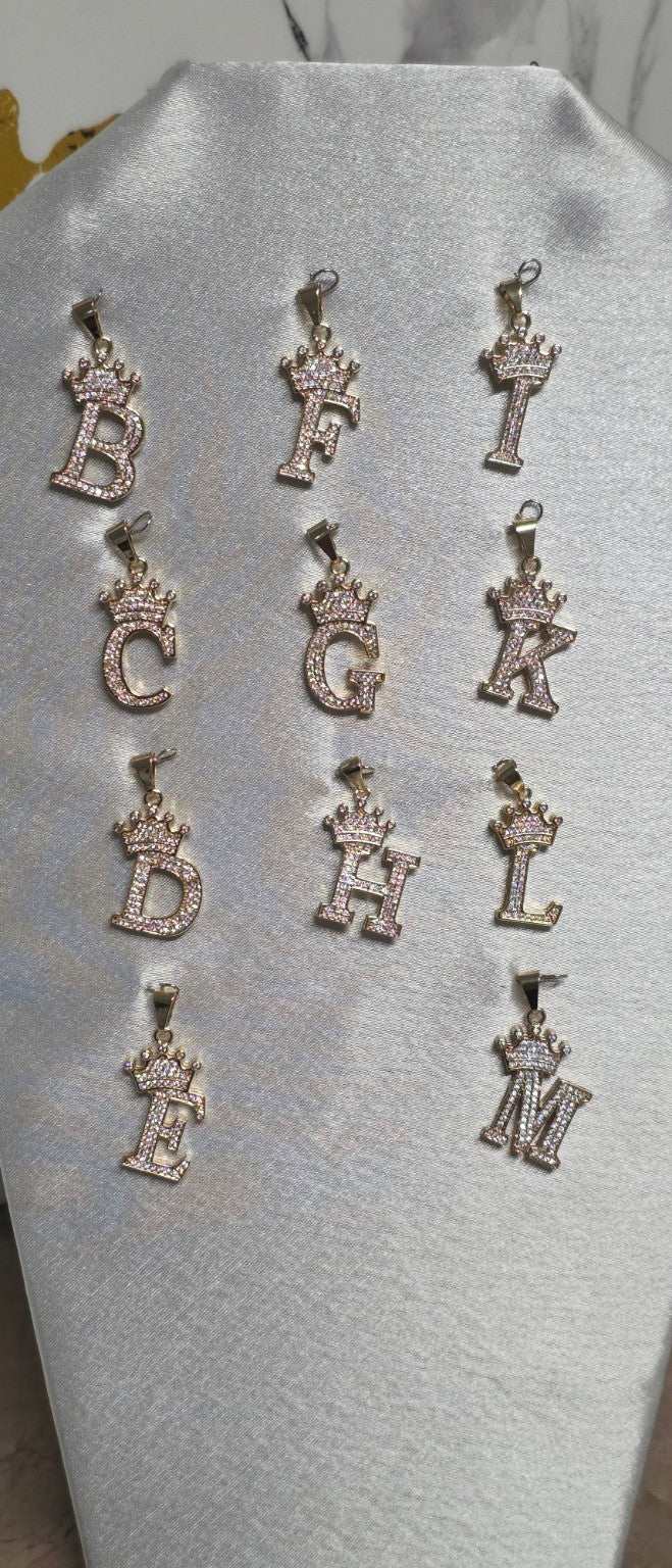 Dijes de letras con corona y zirconias, oro laminado 14k