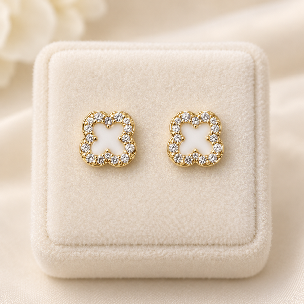 Pantallas de trébol blanco con borde de zirconias - FL Passion Jewelry