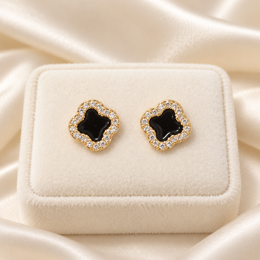 Pantallas de trébol negro con borde de piedras transparentes en oro laminado 14k