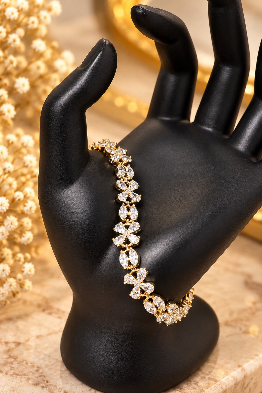 Pulsera de flores de cuatro pétalos y hojas con zirconias en oro laminado 14k