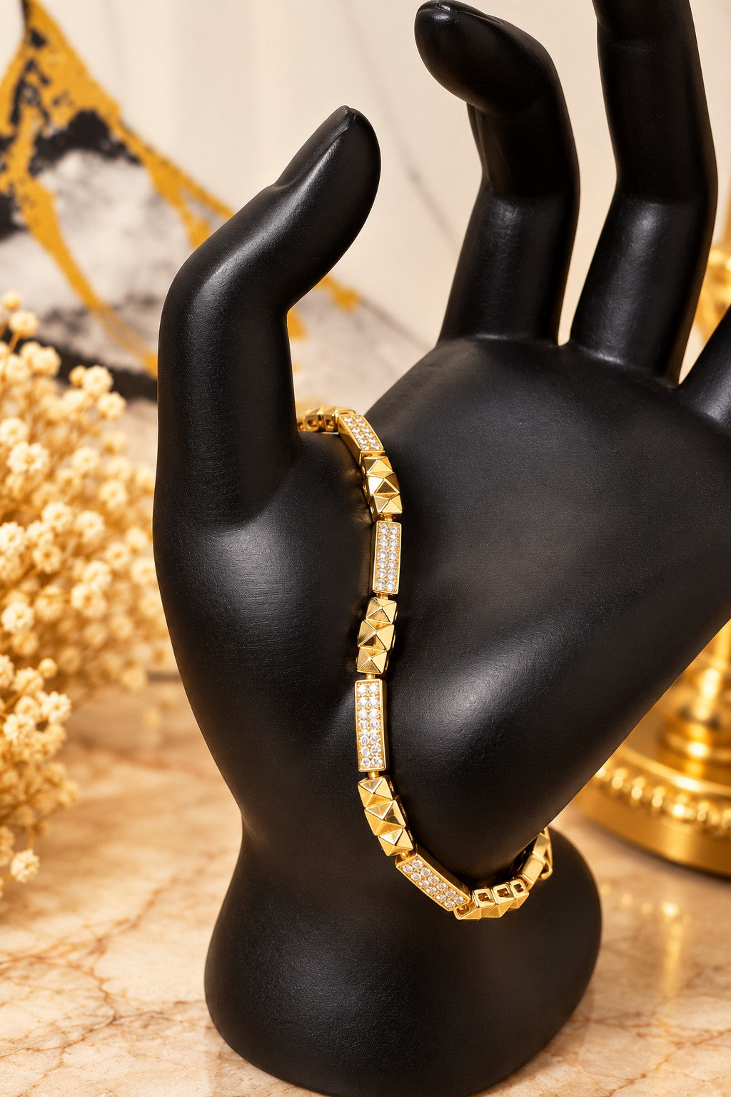 Pulsera geométrica con eslabones facetados y barras con zirconias en oro laminado 14k
