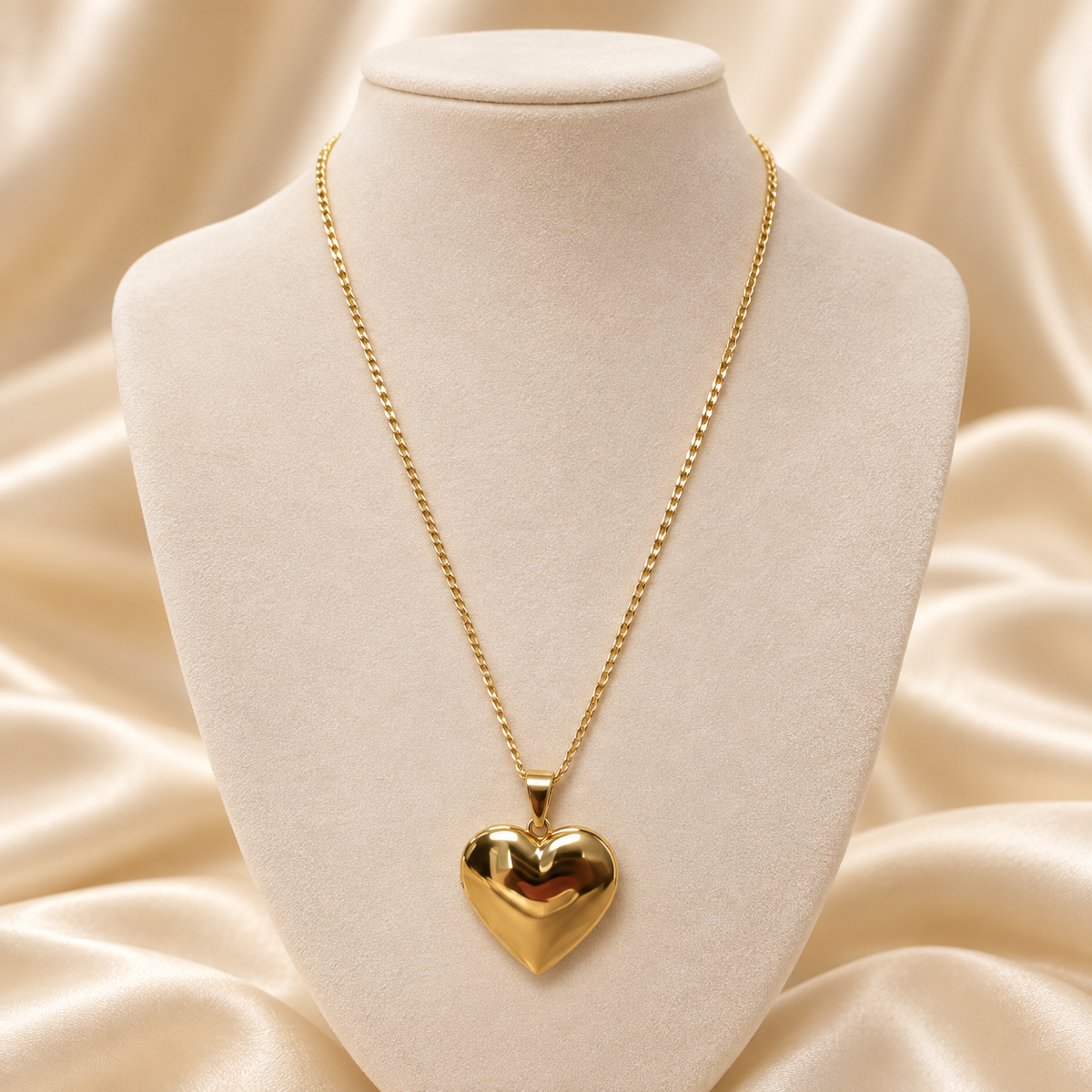 Relicario de corazón liso cerrado en oro laminado 14k con cadena de 18 pulgadas