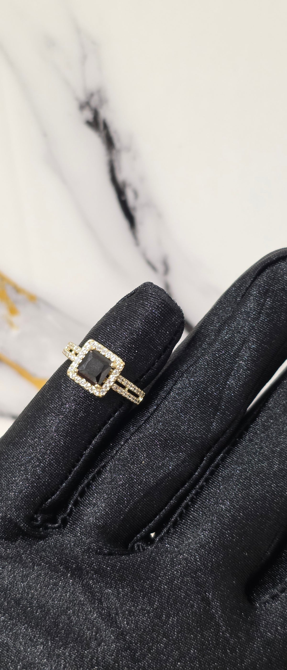 Sortija de piedra negra con halo y doble banda en oro laminado 14k