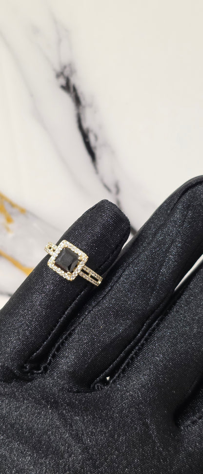 Sortija de piedra negra con halo y doble banda en oro laminado 14k