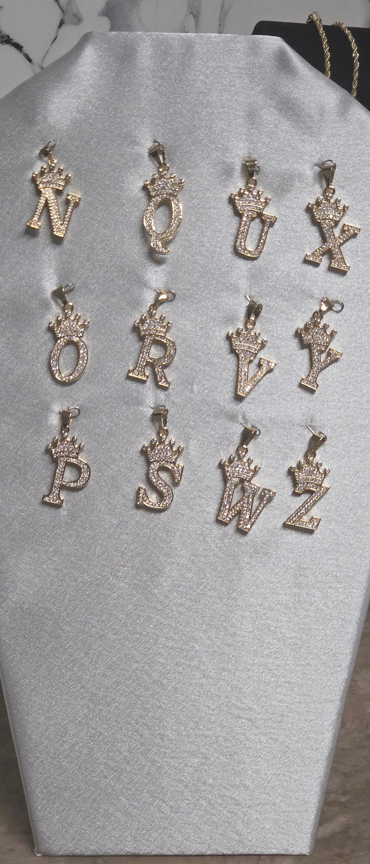 Cadena Cubana con Dije de Letra y Corona - Oro Laminado 14K