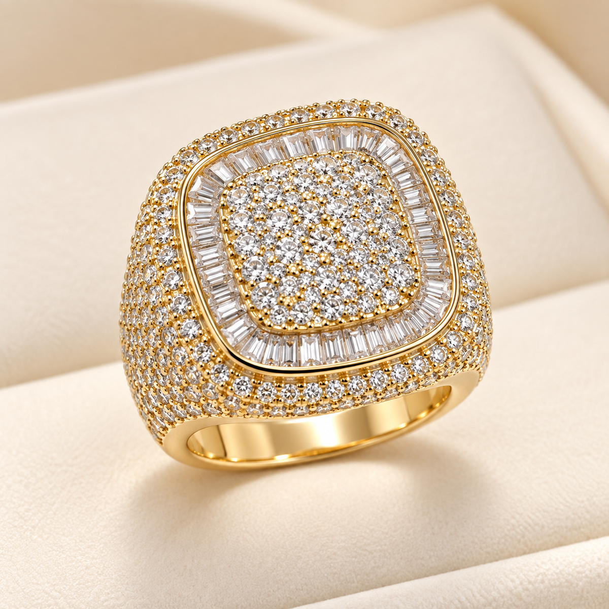 Sortija cuadrada con zirconias en oro laminado 14k